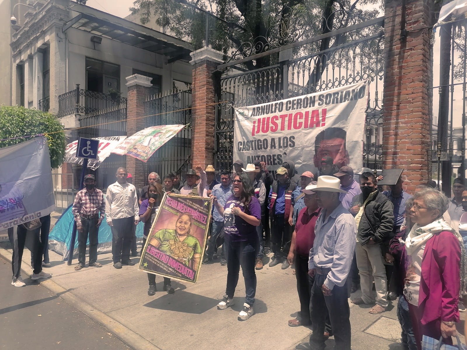 Plantón ante Secretaría de Gobernación para exigir justicia para Kenia Hernández y Arnulfo Cerón