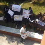 Alumnos de secundaria de #Naucalpan protestan por acoso de maestro, amenazan quemar escuela. Video