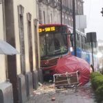 Más de 10 heridos tras accidente de autobús en centro de #Toluca; destrozó carrito de papas