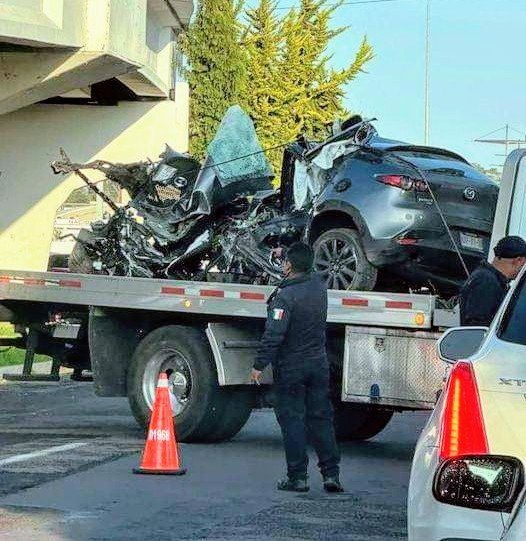Así quedó el vehículo de un joven que falleció en Paseo Tollocan esta madrugada