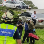 Conductor cae con su auto sobre jardín del Puente de #Metepec