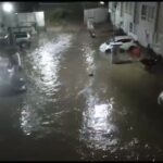 Se desborda canal de aguas negras en #Chalco; inunda vialidades y viviendas. Videos