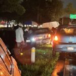 Lluvias dejan tráiler volcado y carambola de más de 10 autos en Paseo Tollocan