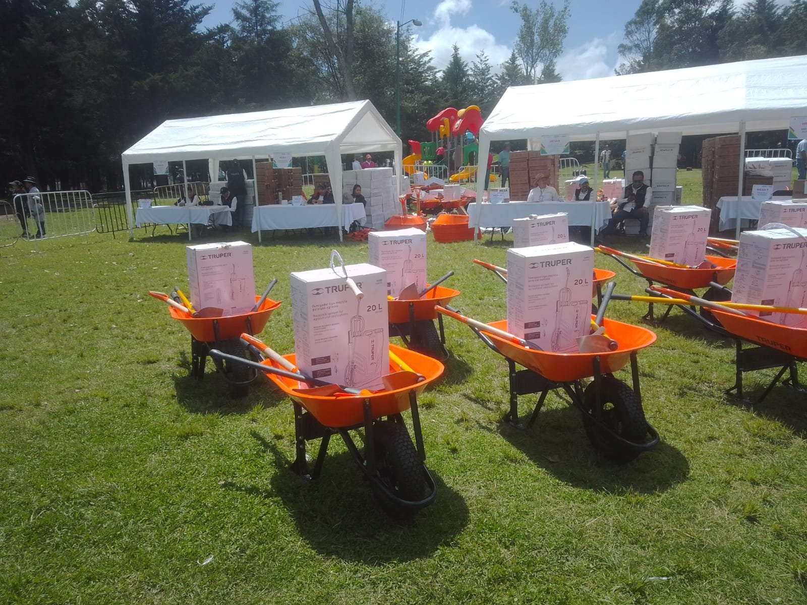 Entrega alcalde de #Toluca paquetes de herramientas agrícolas