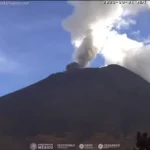 Popocatépetl se despierta y lanza fumarola de ceniza que llega a varios estados