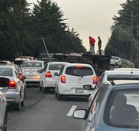 OJO: Volcadura de vehículo pesado en Tollocan colapsa el tráfico en #Toluca