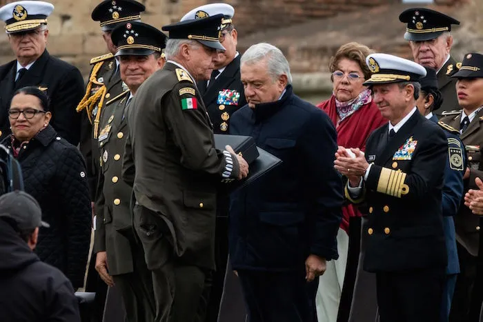 AMLO se defiende, a pesar de críticas internas por haber condecorado a Cienfuegos