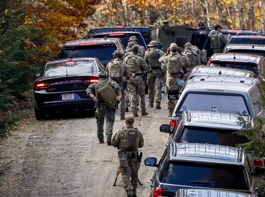 Continúa la búsqueda de tirador solitario en Maine; miles de personas encerradas