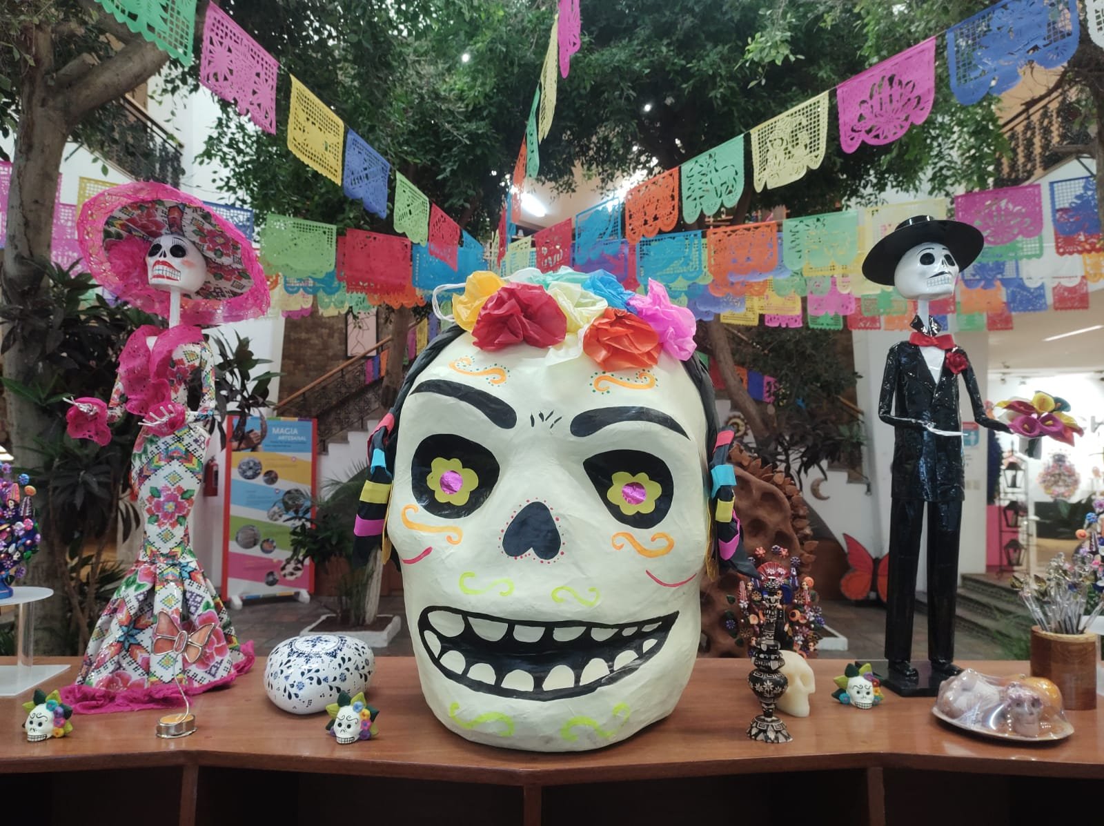 Abren muestra de artesanías mexiquenses de cartonería alusivas al Día de Muertos
