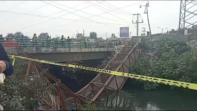 Así se desplomó puente peatonal en canal de aguas negras durante Día de Muertos. VIDEO