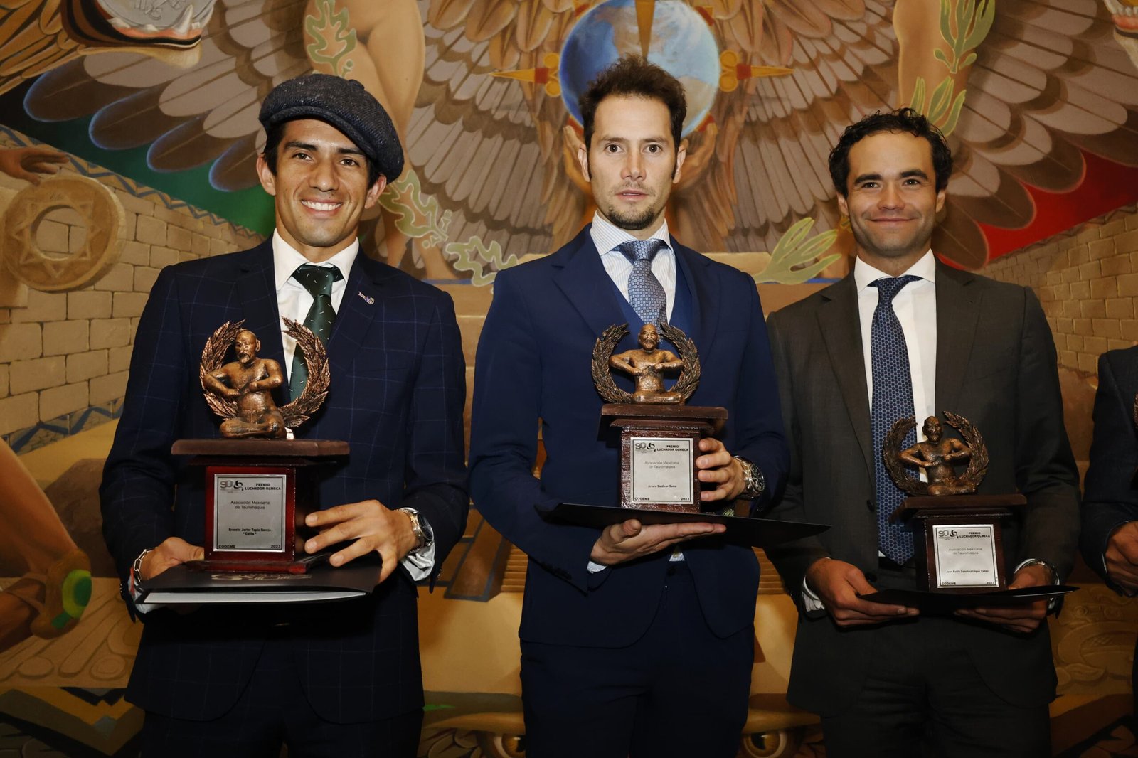 Matadores reciben el trofeo Luchador Olmeca