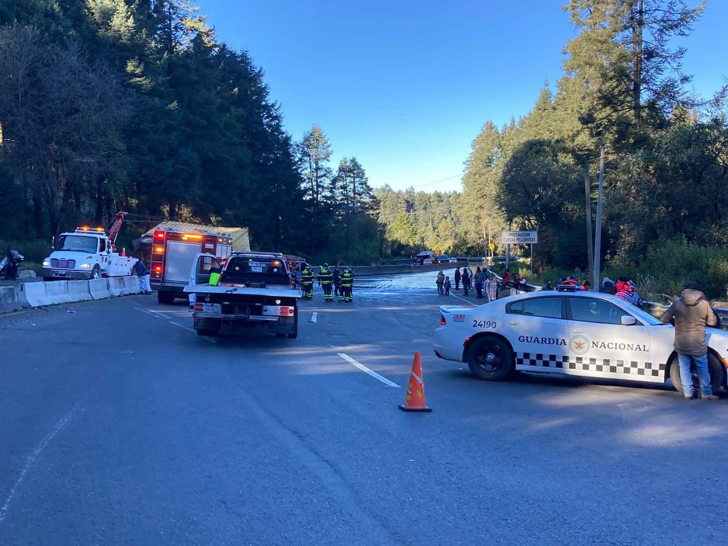 Volcadura de tráiler con aceite provoca caos en la México-Toluca