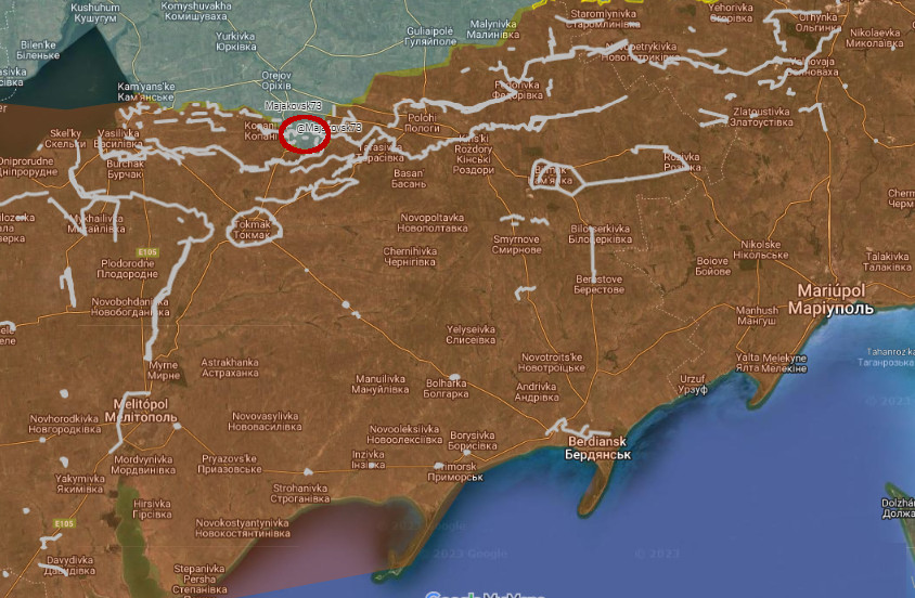 Mapa de la región de Zaporiyia. En naranja la zona bajo control ruso, en verde la zona de dominio ucraniano. Círculo rojo indica la zona de Robotine, el único avance que ha conseguido Ucrania con la contraofensiva del 2023. En el extremo inferior derecho, la ciudad de Mariupol, ha donde querían llegar. Líneas grises muestran las fortificaciones rusas; Ucrania apenas y ha podido romper la primera línea en la zona de Robotine, donde aún sigue batallando para mantener el control. Mapa: Mayakovsk73