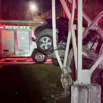 Brutal accidente en Paseo Tollocan; se estrellan con puente peatonal