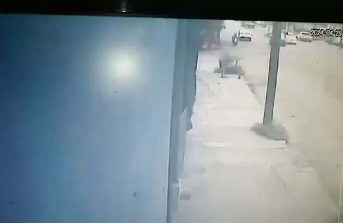 Alcanza y atropella a sujetos que lo asaltaron en un banco. Video