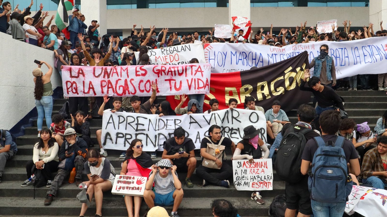 Estudiantes exigen ¡fuera porros!, UNAM responde cerrando el CCH Naucalpan