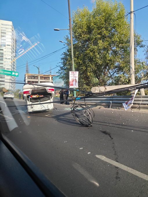 Vuelca su auto, tira poste y se da a la fuga en la México-Toluca