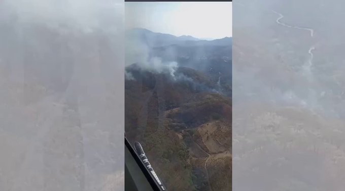 Con helicóptero de Relámpagos combaten incendios en Luvianos y Tejupilco. Video