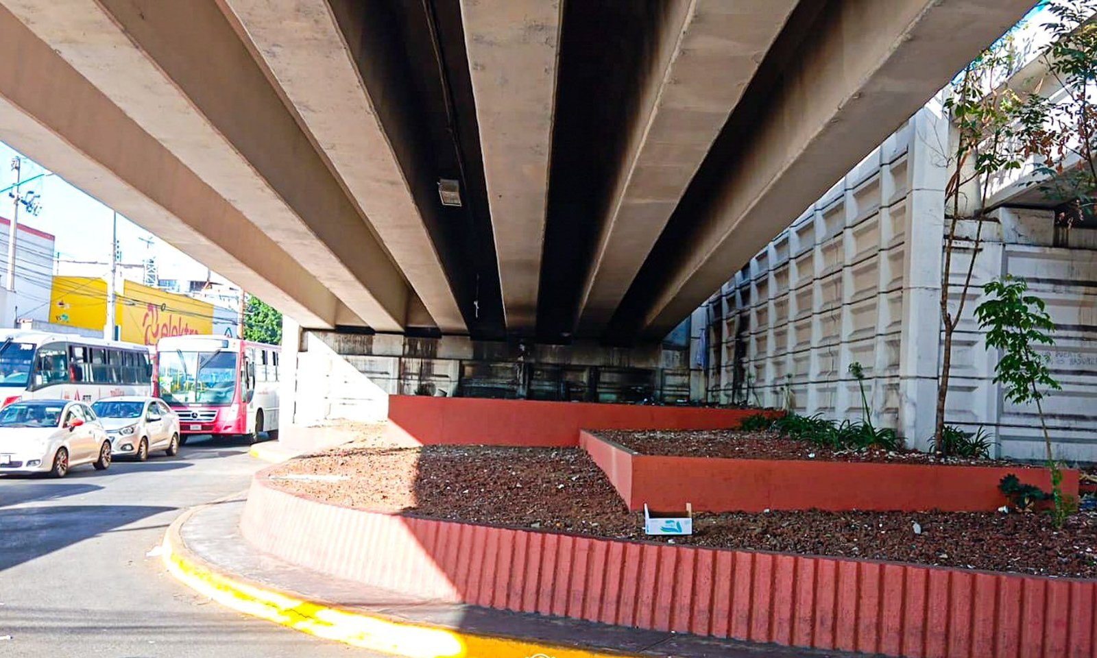 Remueven 25 toneladas de basura de bajo puente de Paseo Tollocan