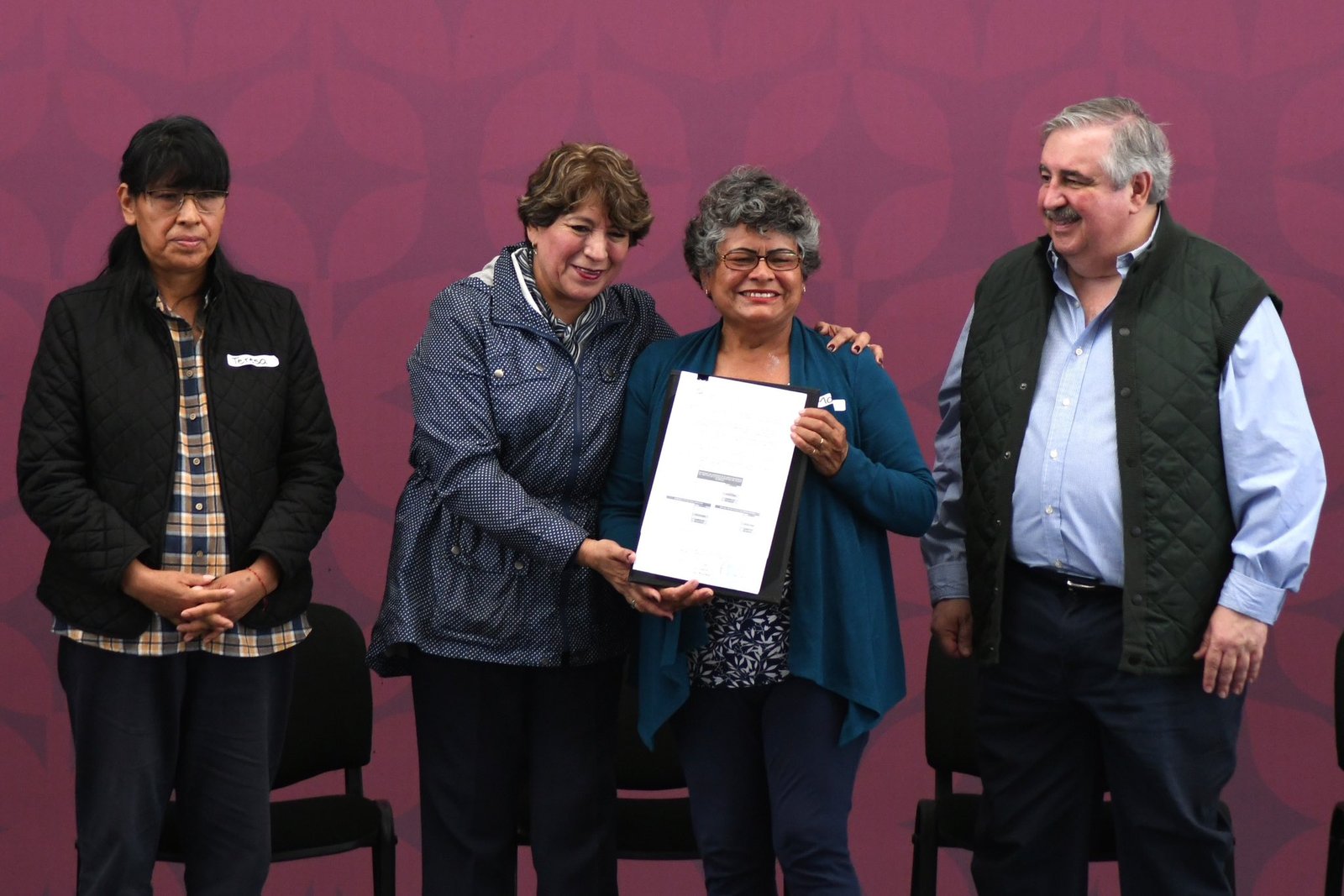 Gobernadora Delfina Gómez entrega 2 mil 700 nuevos títulos de propiedad