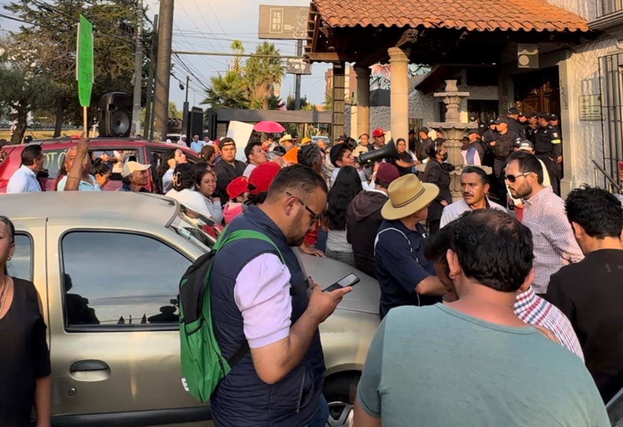 Seguidores de Marco Reyes bloquean Tollocan, piden voto por voto en conteo de Zinacantepec