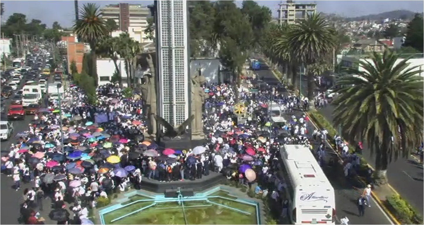 Trabajadores del sector salud protestan y bloquean avenidas en #Toluca
