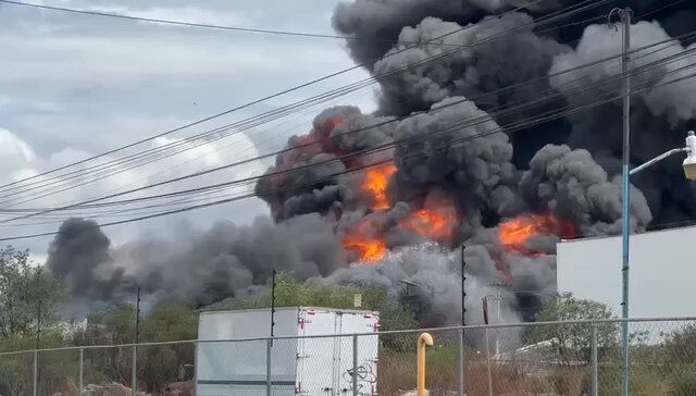 Cientos de trabajadores evacuados tras incendio en fábrica de #Lerma; un herido