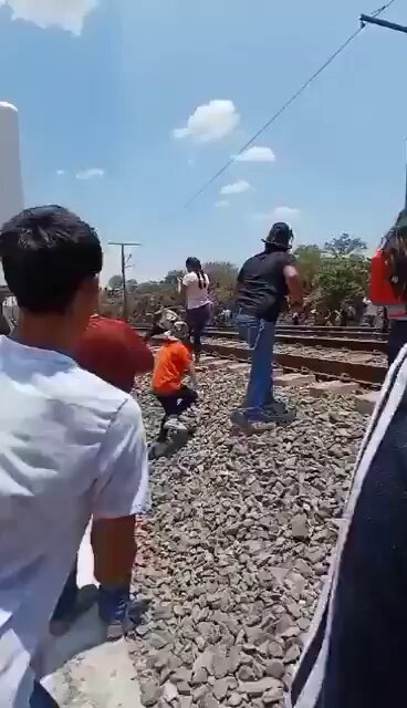 Fallece una joven por tomarse una selfie al paso del tren en Nopala