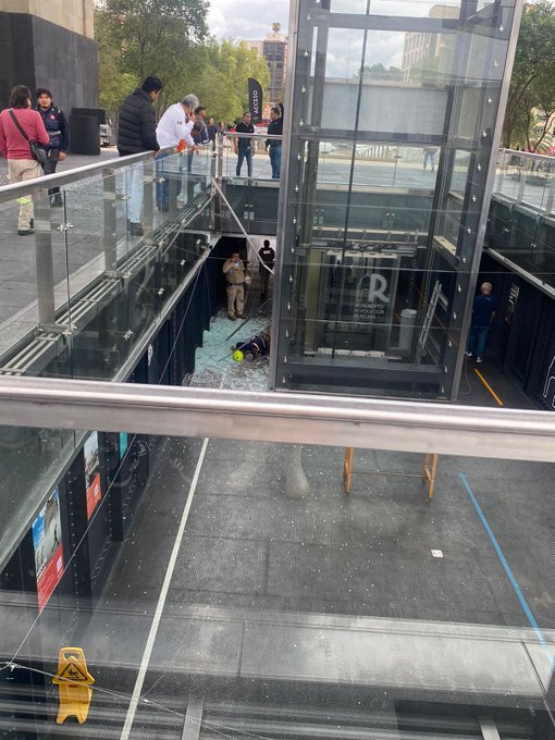 Trabajador cae desde lo alto del Monumento a la Revolución