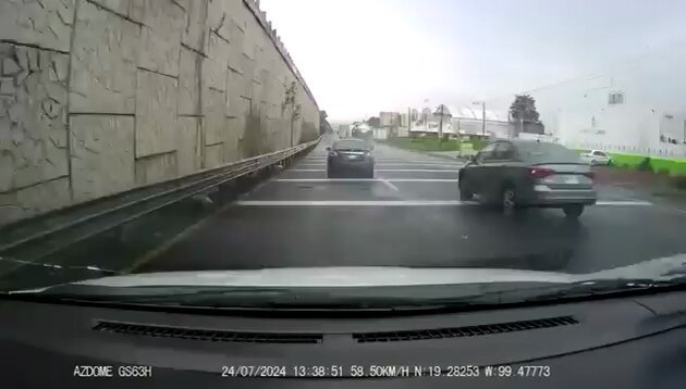 Un bache provoca que auto pierda la llanta en la México-Toluca. Video