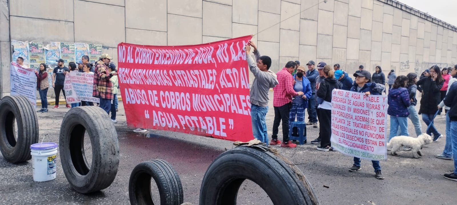 Cierran lateral de la Toluca-Naucalpan; vecinos protestan por el agua