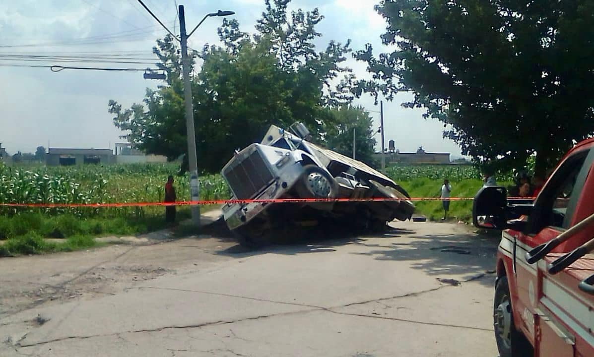 Bache se convierte en socavón y atrapa a un camión en #Toluca