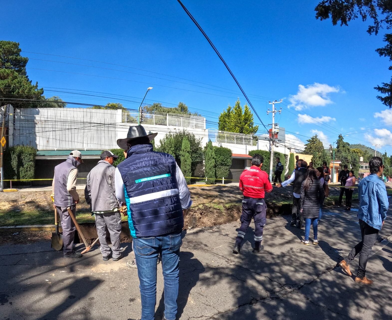 Atienden socavón que apareció en calle de #Toluca