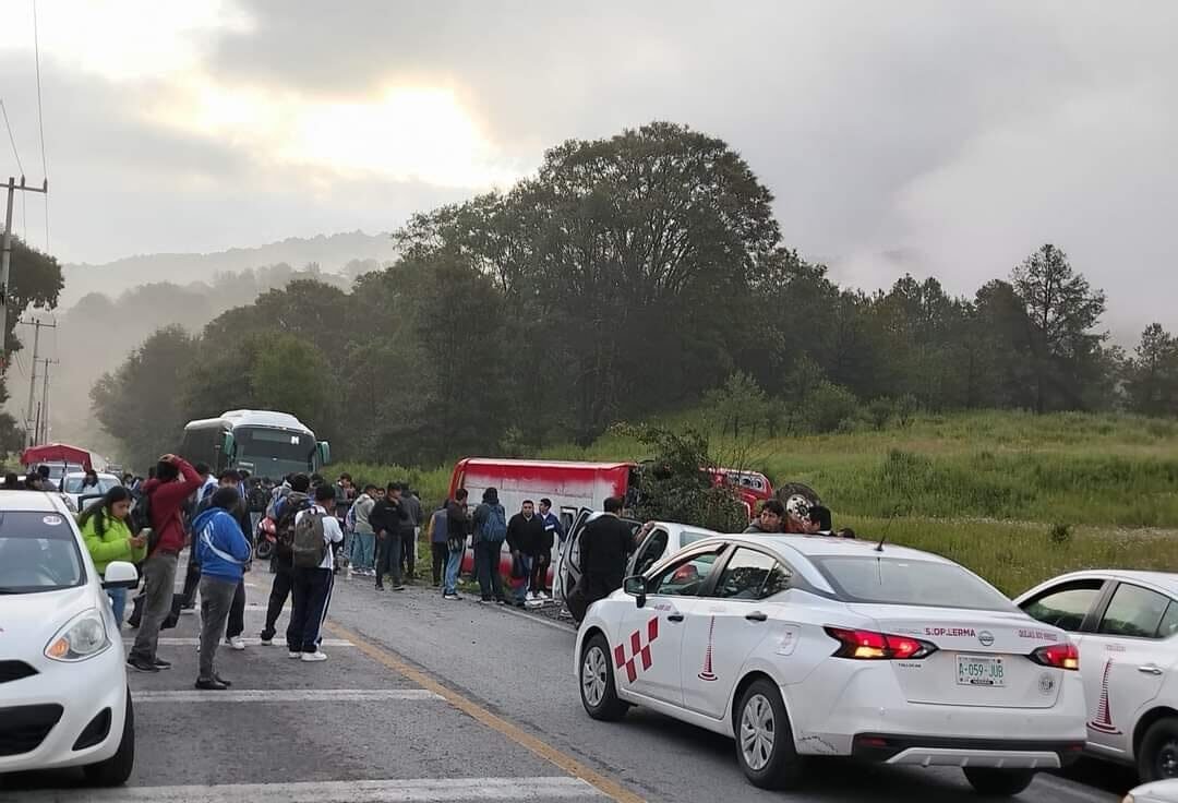 OJO: 11 heridos tras volcadura de autobús en #Lerma