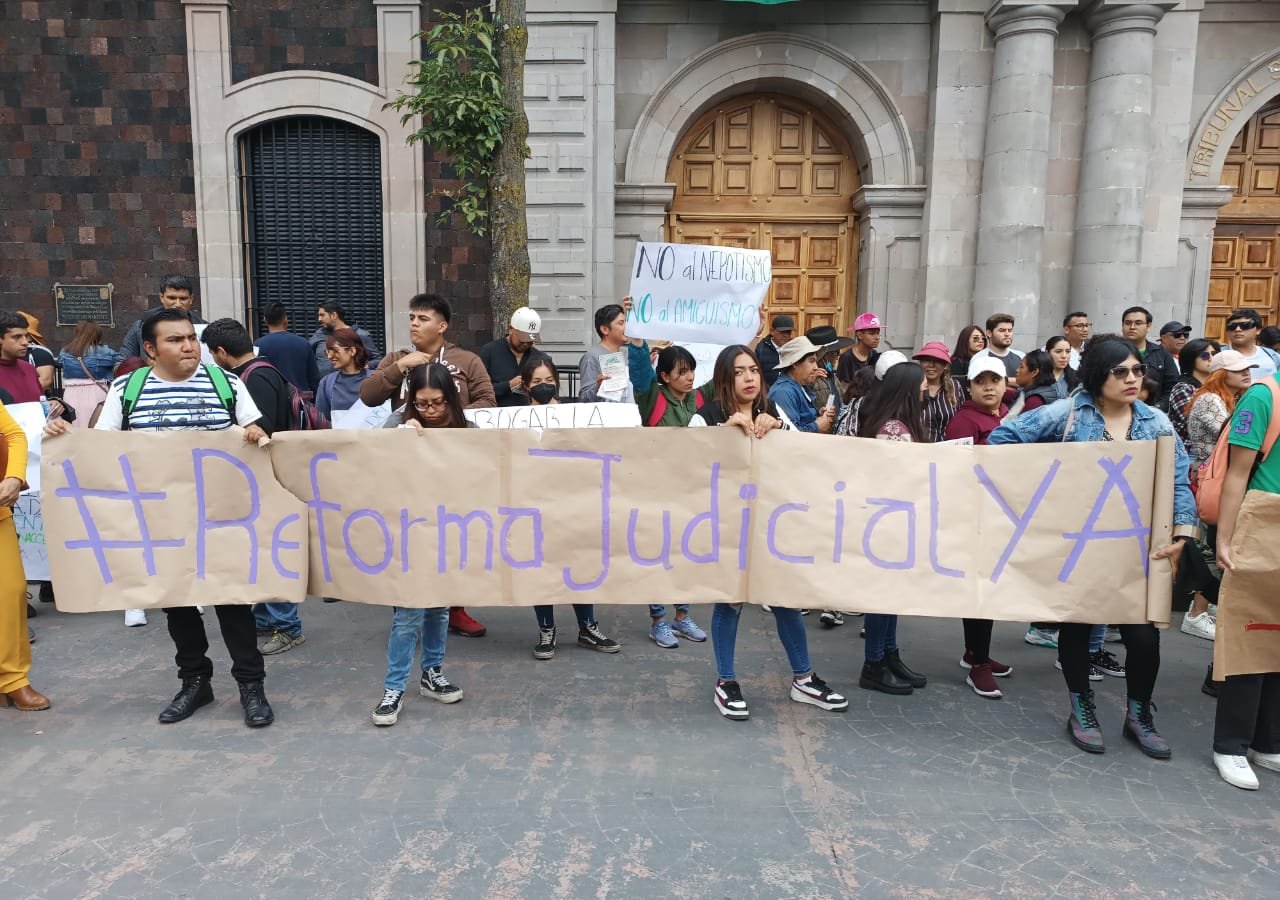 Estudiantes de la UAEMex marchan en favor de la Reforma Judicial