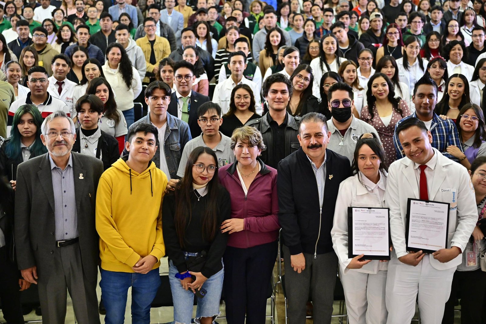 Entregan beca a 400 estudiantes mexiquenses para estudiar en el extranjero