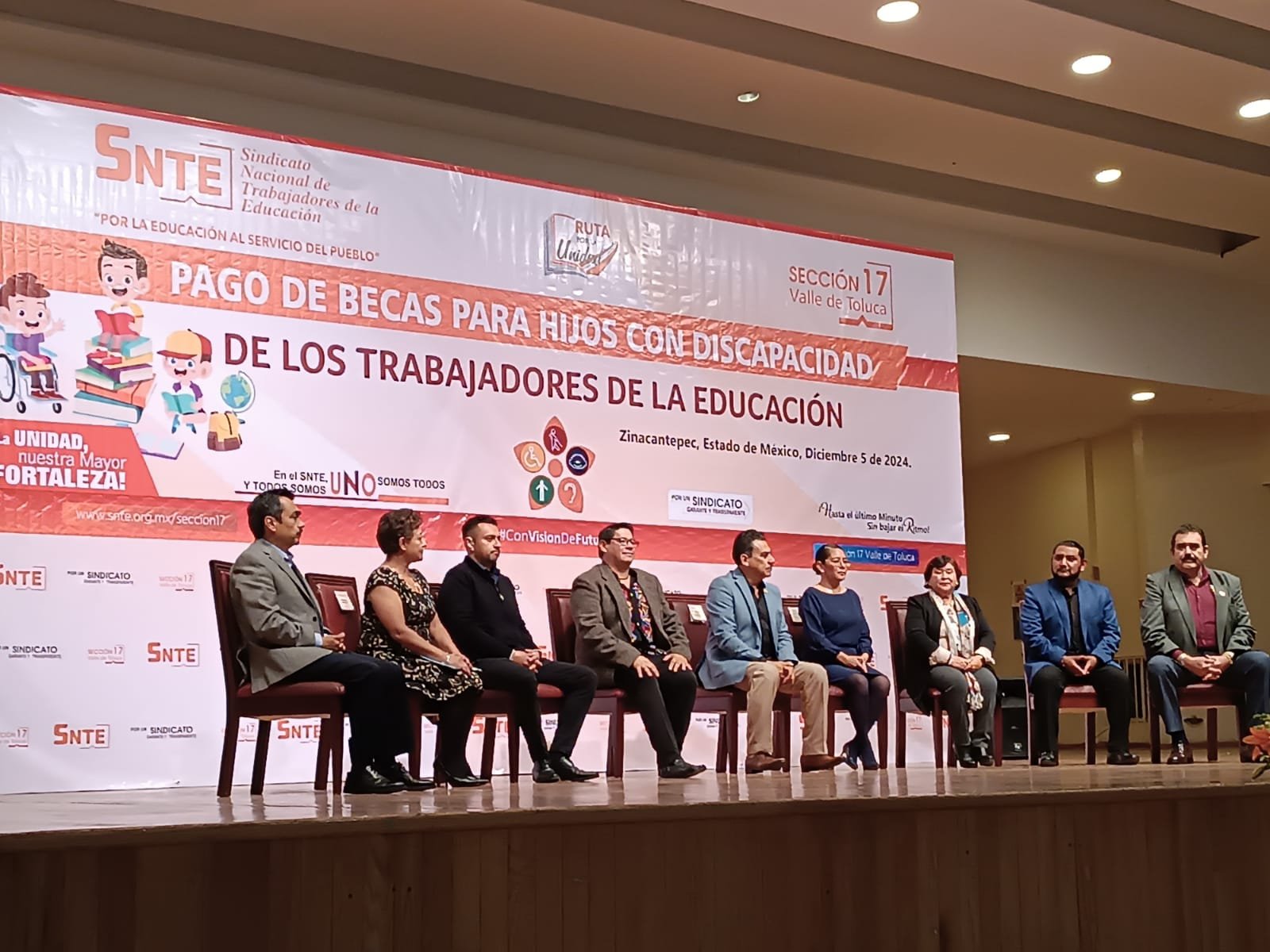 Sección 17 del SNTE entrega 433 becas a hijos de trabajadores con alguna discapacidad