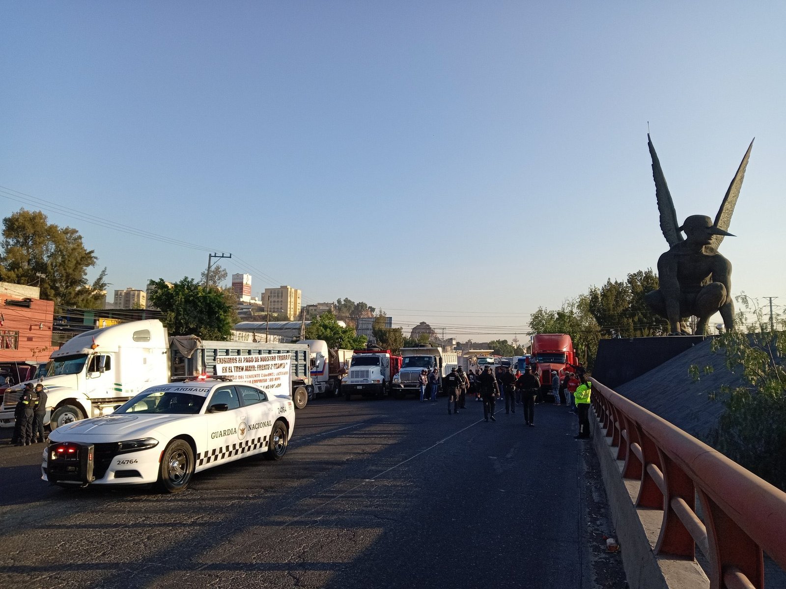 Una empresa que reclama adeudos, bloquea las carreteras México-Querétaro y Pachuca