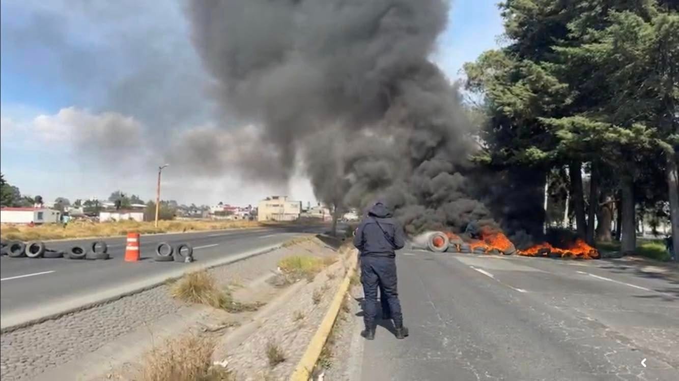 Tras atropello fatal de ciclista, bloquean Toluca-Palmillas en demanda de puente