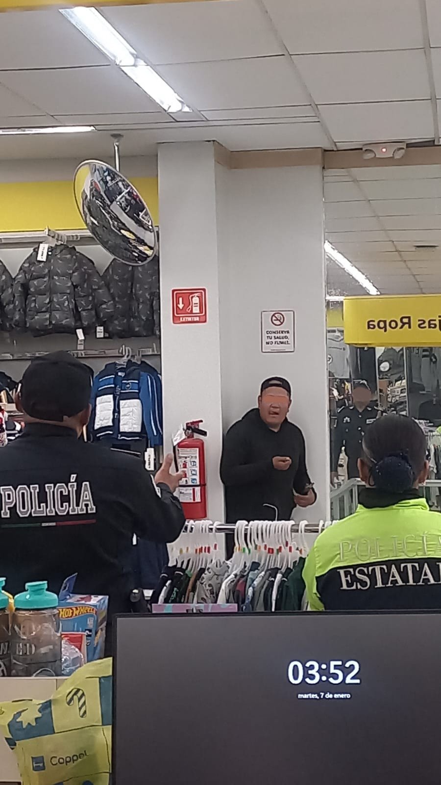 Sujeto amenazaba con cuchillo en tienda de #Toluca, si no obtenía el ‘perdón’ de su esposa