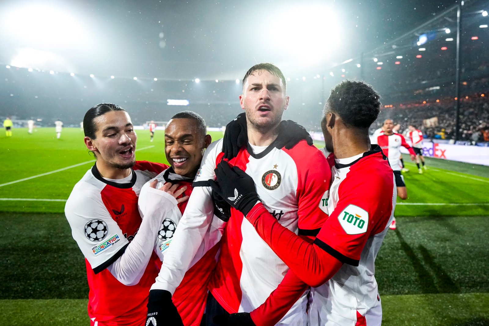 Con golazo y doblete de Santi Giménez, Feyenoord derrota al Bayern en Champions. Video