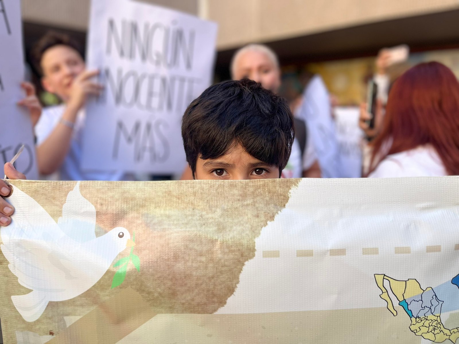 Manifestantes irrumpen en Palacio de Gobierno de Sinaloa por ataque a Alexander y Gael