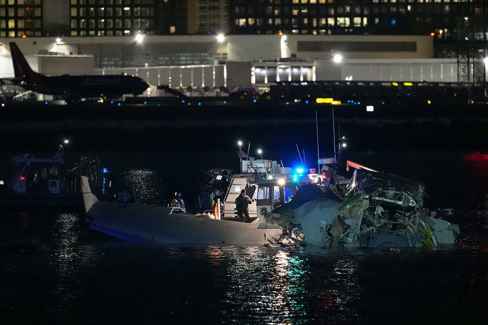 Fatal accidente aéreo de American Airlines con helicóptero militar en Washington, decenas cayeron al río; recuperan primeros cuerpos. Videos