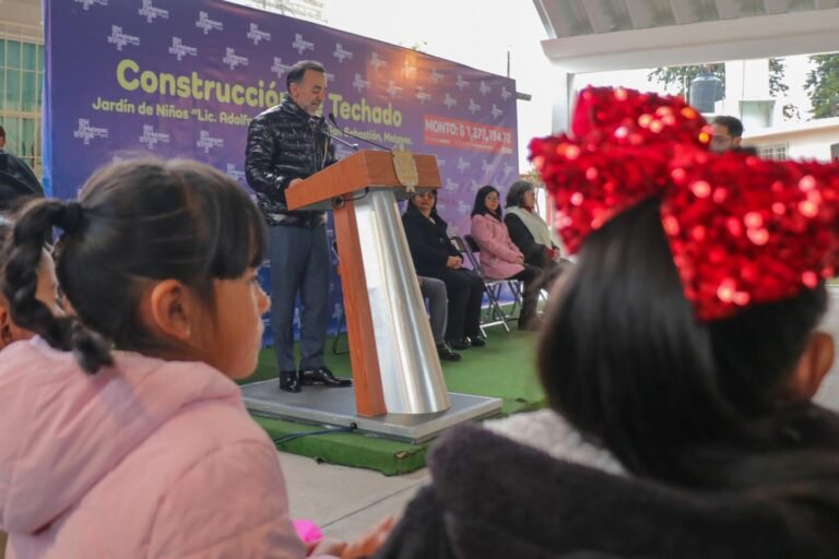 Fernando Flores entrega un nuevo arcotecho en jardín de niños de #Metepec