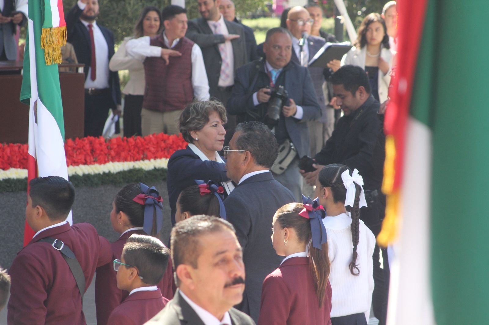 Encabeza Delfina Gómez ceremonia conmemorativa del Día de la Bandera