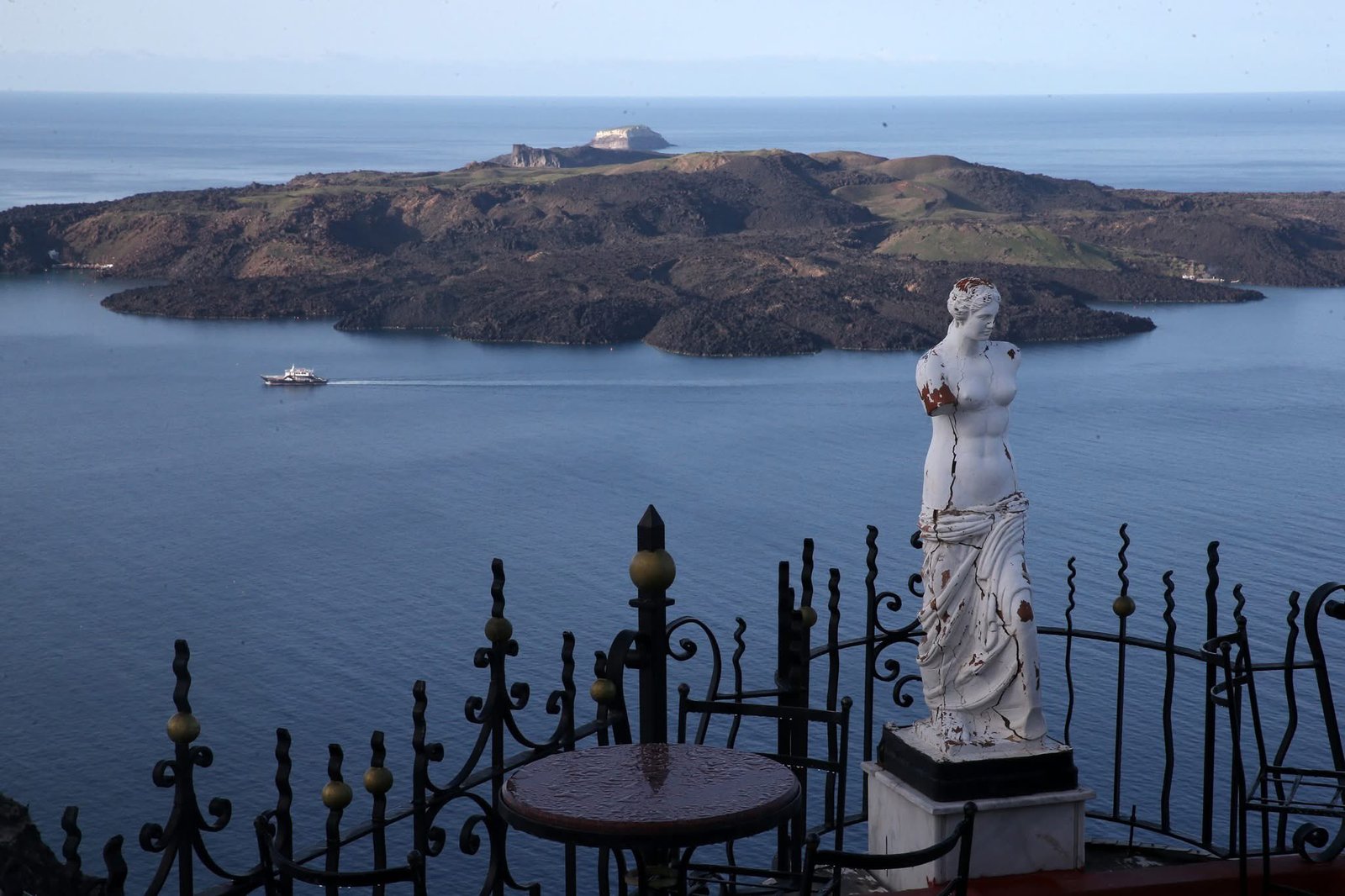 Miles evacúan isla de Santorini, tras más de 500 sismos en una semana