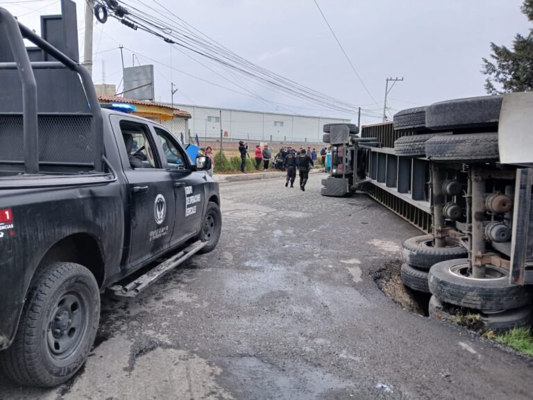 Tráiler vuelca en Boulevard Aeropuerto de #Toluca y aplasta mototaxi con pasajeros