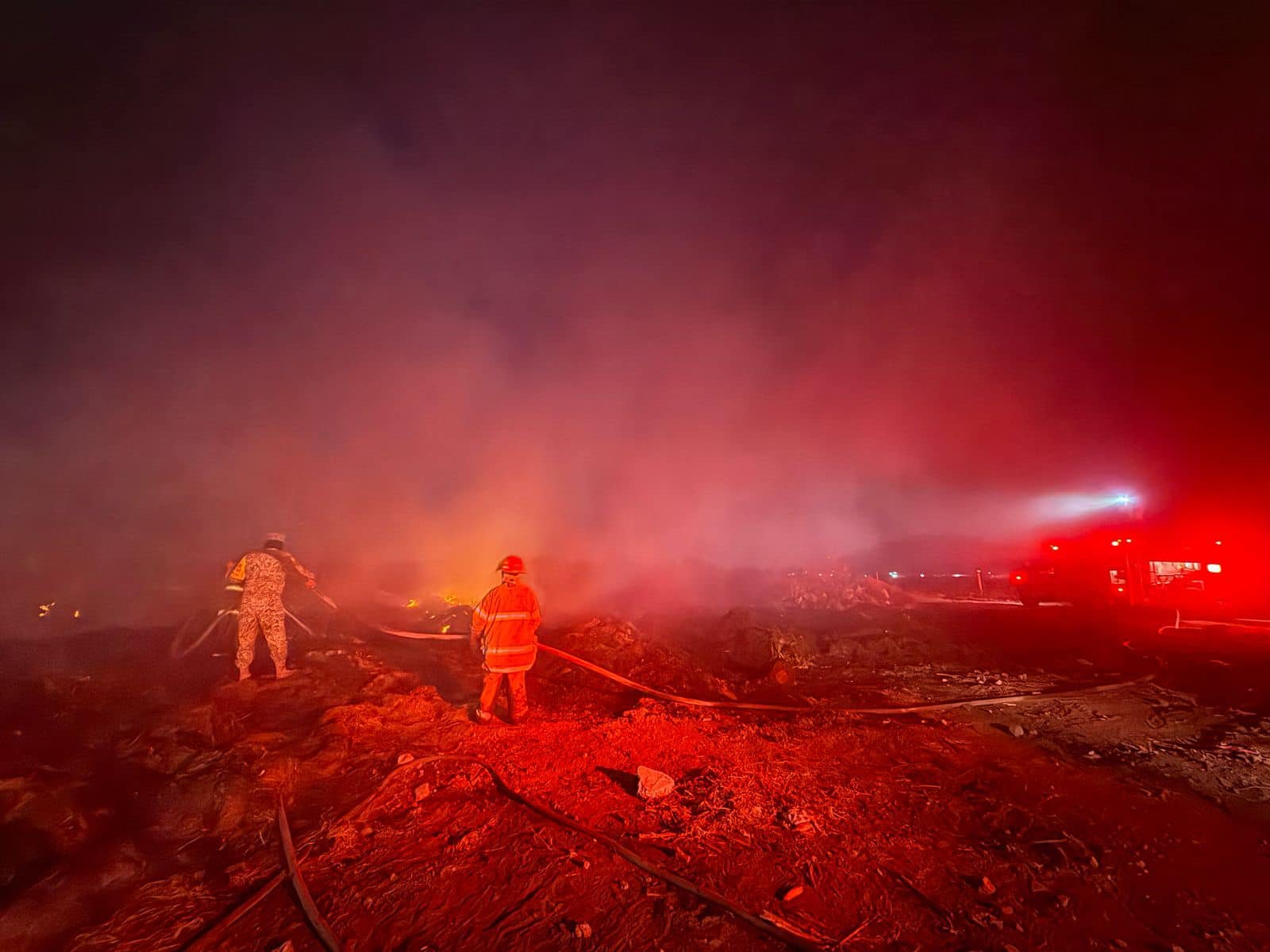 Controlan incendio en Magdalena Ocotitlán, #Metepec, tras intensa labor de 10 horas