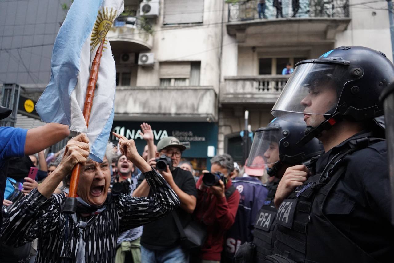 Régimen de Argentina reprime brutalmente a jubilados; el pueblo se levanta