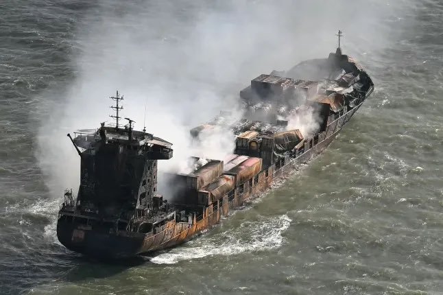 Petrolero estadounidense y buque alemán colisionan y se incendian en el Mar del Norte. Video